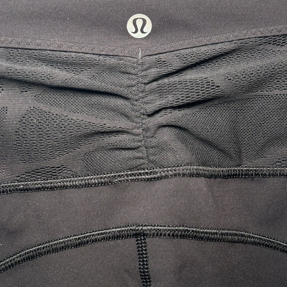 Lululemon Black Lace Inset Ruched Crop Leggings w/ Side Pockets- Size 4 - Picture 4 of 10